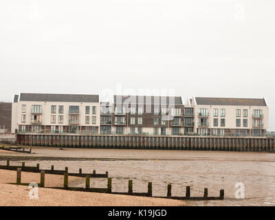 Moderne Wohnungen mit Meerblick Buhnen; England; UK Stockfoto