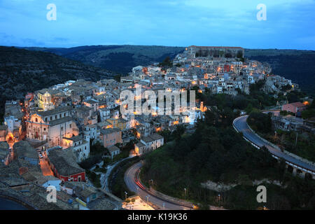 Sizilien, Stadt Ragusa, dem Spätbarocken Bezirk Ragusa Ibla bei Nacht, Unesco Stockfoto