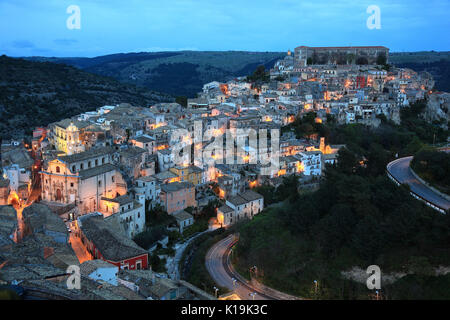 Sizilien, Stadt Ragusa, dem Spätbarocken Bezirk Ragusa Ibla bei Nacht, Unesco Stockfoto