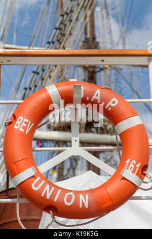Ein rettungsring auf das Geländer eines Schulschiff der Peruanischen Marine, der B.A.P. UNIÓN - Die größte Segel Schiff von Lateinamerika. Stockfoto