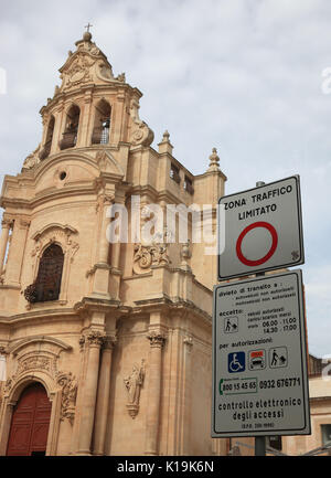 Sizilien, Stadt Ragusa, Kirche, Chiesa di San Giuseppe und Verkehrszeichen, Verkehrs- beruhigten Zone, in der Piazza Pola in der Spätbarocken Bezirk Ragusa Ibla Stockfoto