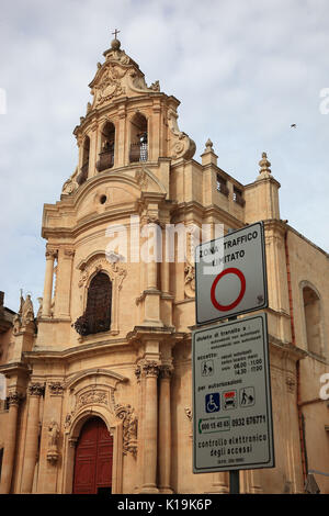 Sizilien, Stadt Ragusa, Kirche, Chiesa di San Giuseppe und Verkehrszeichen, Verkehrs- beruhigten Zone, in der Piazza Pola in der Spätbarocken Bezirk Ragusa Ibla Stockfoto
