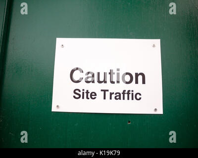 Weißes Schild Warnung Vorsicht site Verkehr Bau; England; UK Stockfoto