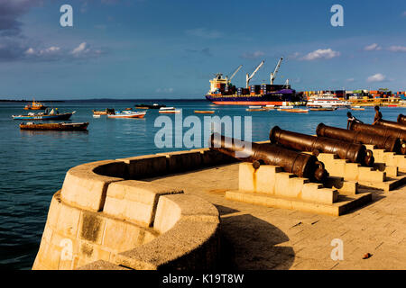 Kinder, die über dem Hafen von Stone Town, Sansibar. Sansibar ist eine Insel vor der Küste von Tansania, Ostafrika. Stockfoto