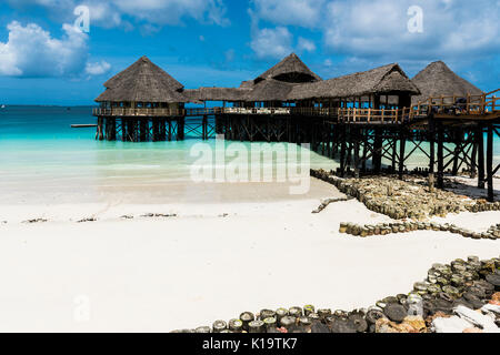 Schöner Strand durch das blaue Wasser des Indischen Ozeans in Sansibar. Sansibar ist eine Insel an der Küste von Tansania - Afrika. Stockfoto