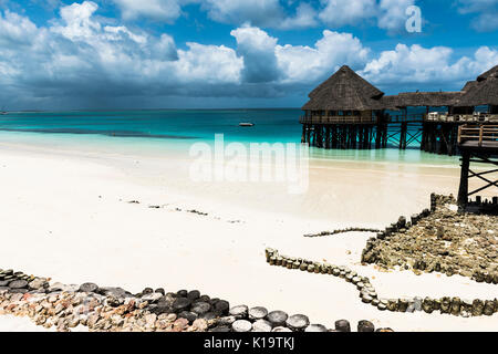 Schöner Strand durch das blaue Wasser des Indischen Ozeans in Sansibar. Sansibar ist eine Insel an der Küste von Tansania - Afrika. Stockfoto