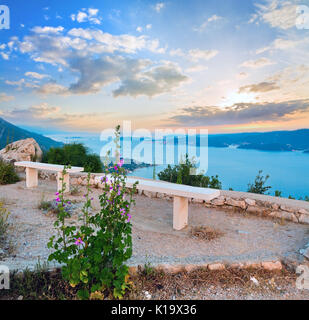 Blick aus der Beobachtung auf See Sonnenuntergang und Kroatische Inseln (in der Nähe von Orebic Dorf, Halbinsel Peljesac, Kroatien) und Korcula Dorf und Insel in f Stockfoto