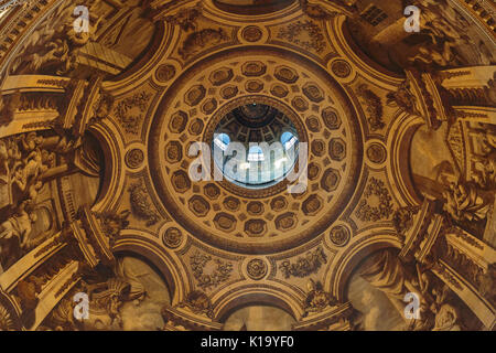 St. Paul's Cathedral Innenraum, Blick bis zur Decke Wandgemälde, Gemälde, Mosaiken und vergoldeten Dekorationen, innere Kuppel, London, England Stockfoto