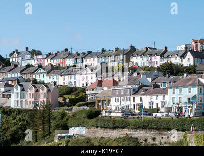 Hell gestrichenen Reihenhäuser in New Quay, Ceredigion, Cardigan Bay, Wales, Großbritannien Stockfoto