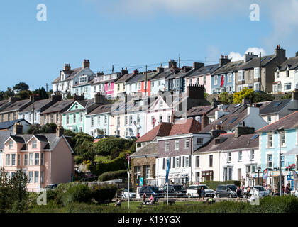 Hell gestrichenen Reihenhäuser in New Quay, Ceredigion, Cardigan Bay, Wales, Großbritannien Stockfoto