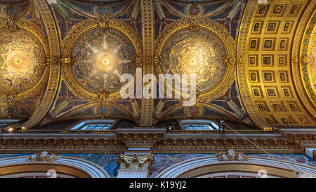 Die Quire Decke, St. Paul's Cathedral Innenraum, Blick bis zu den Wandmalereien, Schnitzereien und vergoldeten Dekorationen, London, England, Großbritannien Stockfoto