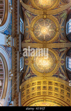 Die Quire Decke, St. Paul's Cathedral Innenraum, Blick bis zu den Wandmalereien, Schnitzereien und vergoldeten Dekorationen, London, England, Großbritannien Stockfoto