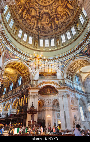Touristen und Besucher bewundern Sie die Innen- und bis in die Kuppel der St. Paul's Cathedral, London UK anzeigen Stockfoto