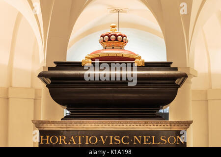 Lord Nelson's Tomb, schwarzer Marmor Sarkophag mit Sarg von Admiral Lord Nelson, Horatio Viscount Nelson, Krypta der St. Paul's Cathedral, London UK Stockfoto