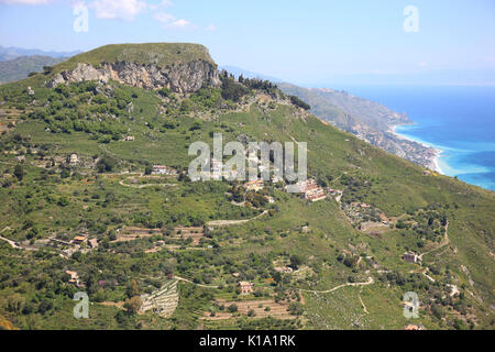 Sizilien, Blick aus dem Dorf Castelmola in der Nähe von Taormina in der bergigen Landschaft Stockfoto
