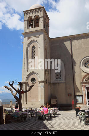 Sizilien, Ort in der Nähe von Taormina Castelmola, Cafe vor der Kirche Chiesa San Nicolo di Bari - Dom Stockfoto