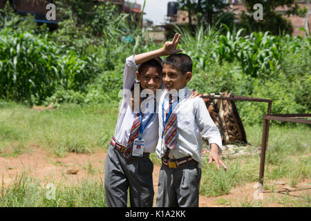 Schule Kinder in der ländlichen Stadt Jiaxing Nepal Spielen während einer Pause vom Klassenzimmer Stockfoto