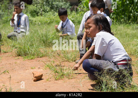 Schule Kinder in der ländlichen Stadt Jiaxing Nepal Spielen während einer Pause vom Klassenzimmer Stockfoto