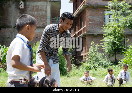 Schule Kinder in der ländlichen Stadt Jiaxing Nepal Spielen während einer Pause vom Klassenzimmer Stockfoto