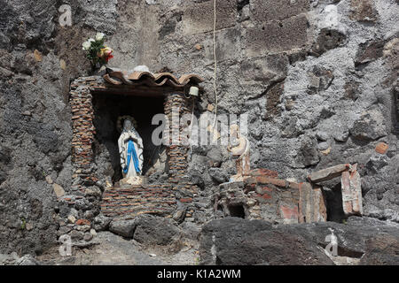 Sizilien, Stadt von Adrano, Monastero Santa Chiara, heilige Figur in eine Nische im Kloster an der Piazza S. Chiara Stockfoto