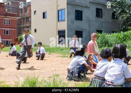 Schule Kinder in der ländlichen Stadt Jiaxing Nepal Spielen während einer Pause vom Klassenzimmer Stockfoto