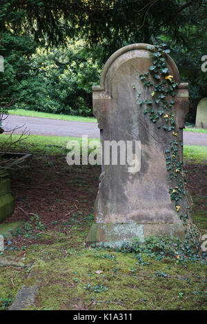 Vernachlässigt alte verwitterte Viktorianischen britischen Stein Grabsteine, Grabsteinen und Grabsteine auf einem Friedhof Gräberfeld England Großbritannien Stockfoto