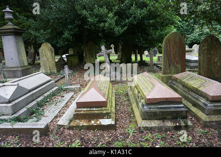 Vernachlässigt alte verwitterte Viktorianischen britischen Stein Grabsteine, Grabsteinen und Grabsteine auf einem Friedhof Gräberfeld England Großbritannien Stockfoto