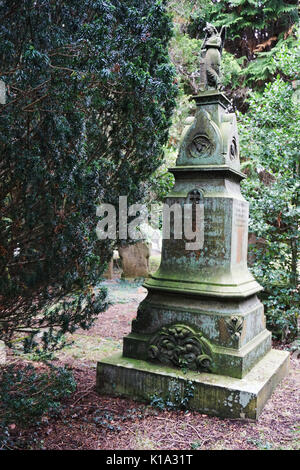 Vernachlässigt alte verwitterte Viktorianischen britischen Stein Grabsteine, Grabsteinen und Grabsteine auf einem Friedhof Gräberfeld England Großbritannien Stockfoto