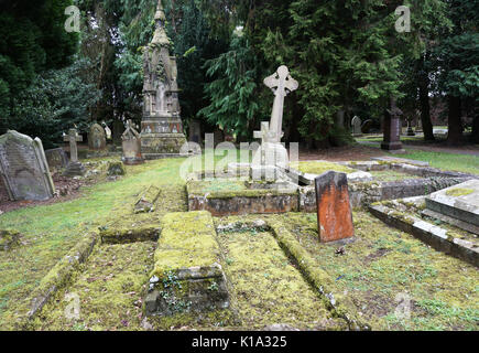 Vernachlässigt alte verwitterte Viktorianischen britischen Stein Grabsteine, Grabsteinen und Grabsteine auf einem Friedhof Gräberfeld England Großbritannien Stockfoto