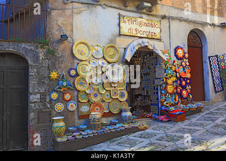 Sizilien, Dorf Erice in der Provinz Trapani, Souvenir Shop in den engen Gassen Stockfoto