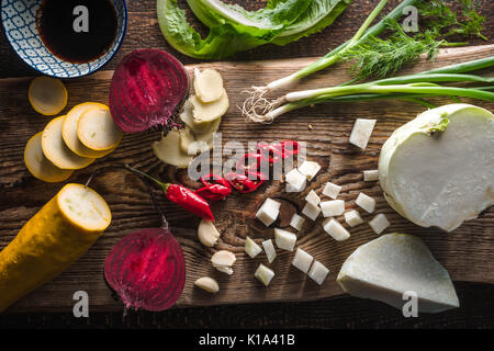 Frisches Gemüse auf den Tisch für das Kochen Chinesisch essen horizontal Stockfoto