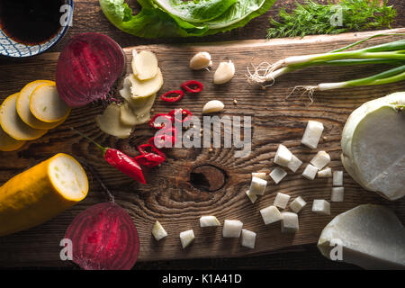 Kohlrabi, Zuckerrüben, Chili auf einer hölzernen Tisch horizontal Stockfoto