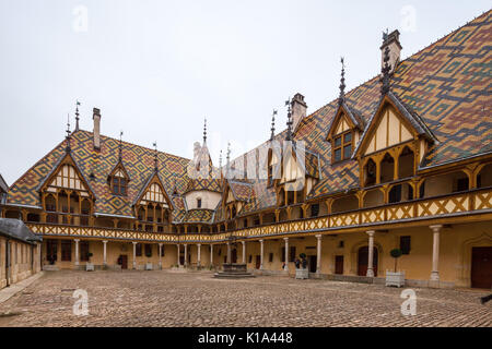 Bunte Dächer des Hotel Dieu (Hospiz) in Beaune, Burgund, Frankreich. Stockfoto