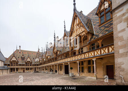 Bunte Dächer des Hotel Dieu (Hospiz) in Beaune, Burgund, Frankreich. Stockfoto