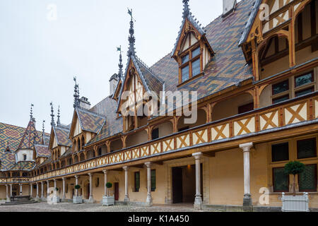 Bunte Dächer des Hotel Dieu (Hospiz) in Beaune, Burgund, Frankreich. Stockfoto