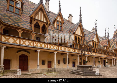 Bunte Dächer des Hotel Dieu (Hospiz) in Beaune, Burgund, Frankreich. Stockfoto