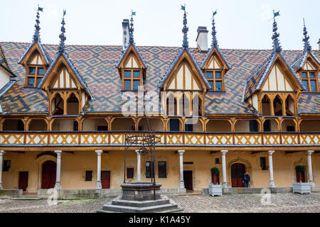 Bunte Dächer des Hotel Dieu (Hospiz) in Beaune, Burgund, Frankreich. Stockfoto