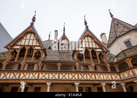 Bunte Dächer des Hotel Dieu (Hospiz) in Beaune, Burgund, Frankreich. Stockfoto