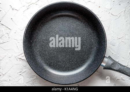 Aluminium Bratpfanne mit non-stick Beschichtung auf weißes Salz, horizontal Stockfoto
