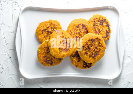 Vegetarische Kürbis Pfannkuchen auf einer weißen Platte auf einem weißen Hintergrund horizontal Stockfoto