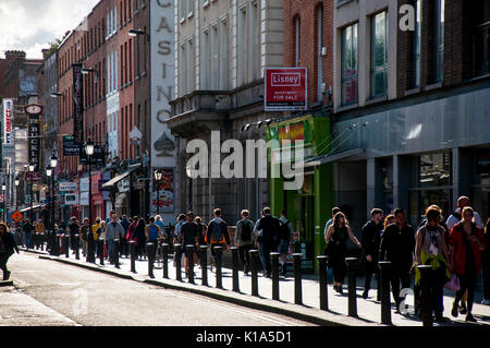 Fußgänger entlang der Talbot Street in Dublin Irland Stockfoto