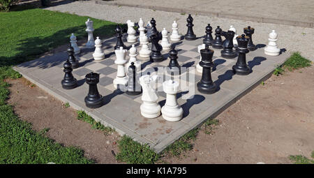 VILNIUS, LITAUEN - 05. AUGUST 2017: Große Kunststoff der Welt Marke Giant Chess auf einem Schachbrett in Bernandinu öffentlichen Park. Stockfoto