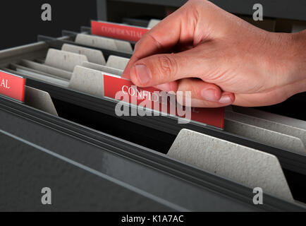 Eine männliche Hand suchen durch vertrauliche Unterlagen in einem Aktenschrank Schublade Stockfoto