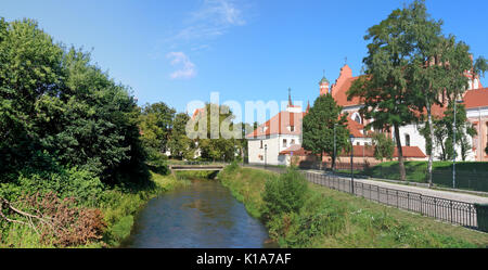 Rückseite der historischen öffentlichen Kirche St. Anne in Vilnius, Litauen. Ansicht von der Seite des Fluss Vilnele Böschung. Panoramablick auf die Collage aus se Stockfoto