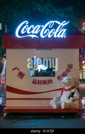 Coca-Cola promotion Stand auf der Beijing Road Shopping District, Guangzhou, Guangdong, China. Stockfoto