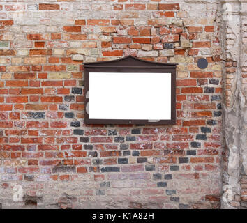 Eine leere Anzeige hängt an der zerstörten Mauer von einer alten Kirche. Reklametafeln, isoliert auf weißem Stockfoto