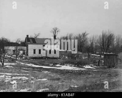 Ein heruntergekommenes Bauernhaus befindet sich auf einem teilweise viel Schnee bedeckt, auf einem Bauernhof optioned als Wild life, Remington, New York, 1936. Von der New York Public Library. Stockfoto