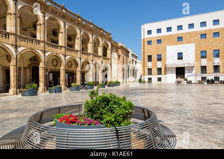 Mazara del Vallo (Italien) - Piazza della Repubblica mit dem Palazzo Del Seminario und das Rathaus Stockfoto