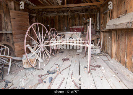 VIntage Tools auf staubigen Boden aus Holz mit Wagen Räder in Bodie State Historic Park werfen. Stockfoto