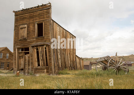 Von außen rustikal Swazey Hotel mit Wagen in Bodie State Historic Park, Stockfoto